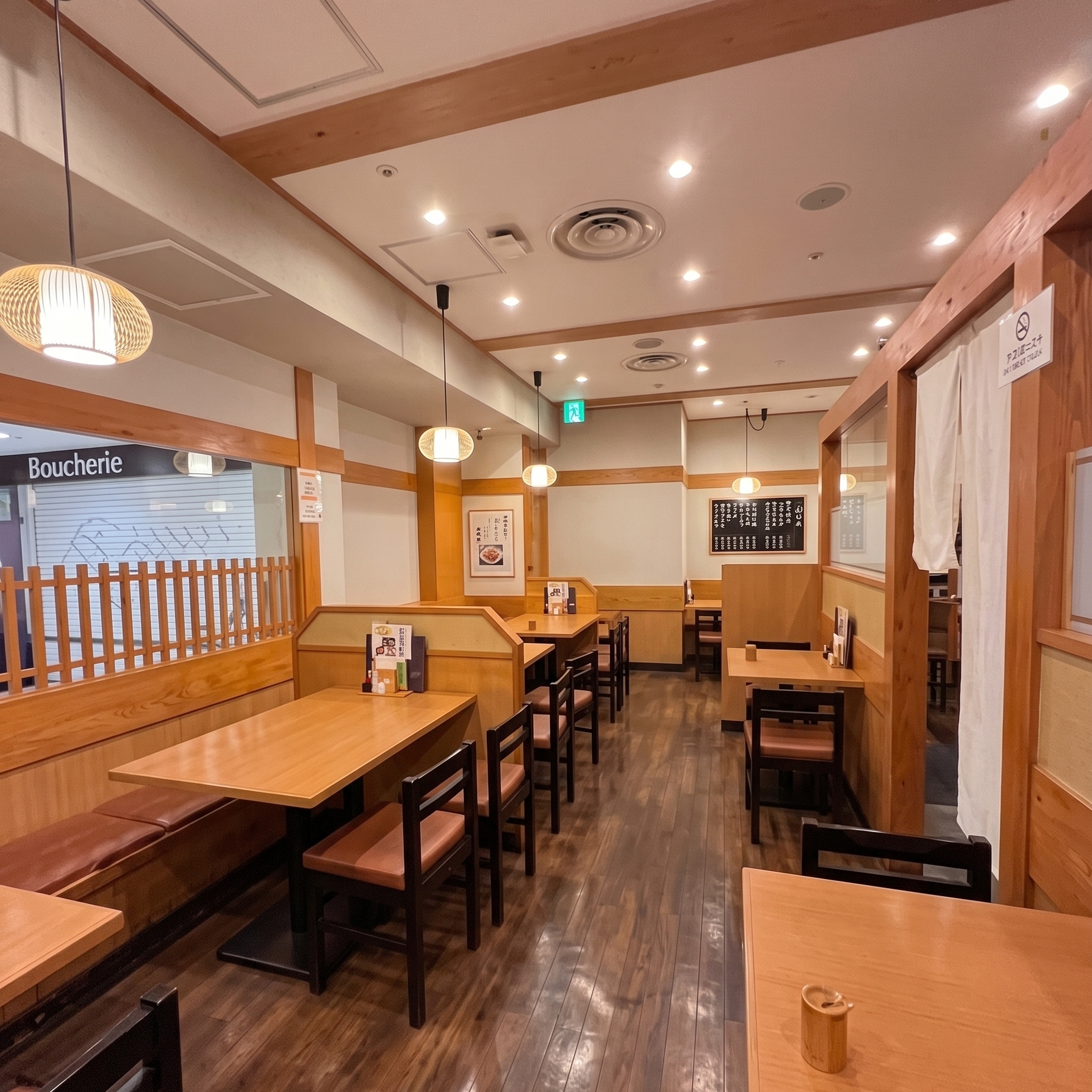 めん処つるはん なんばCITY店の店内